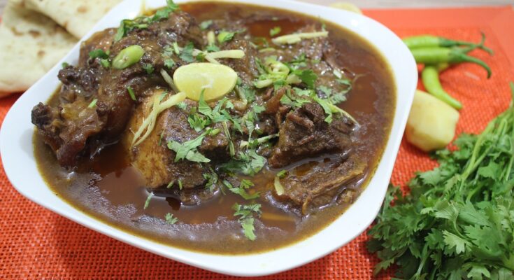Hot and spicy nihari served with naan in Lahore