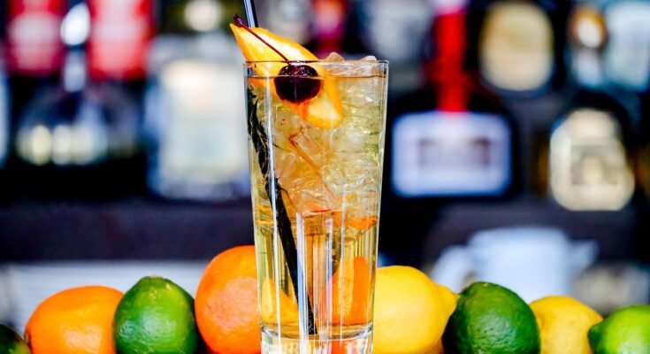 Organic smoothie bar in Lahore with fresh fruits and colorful juices.